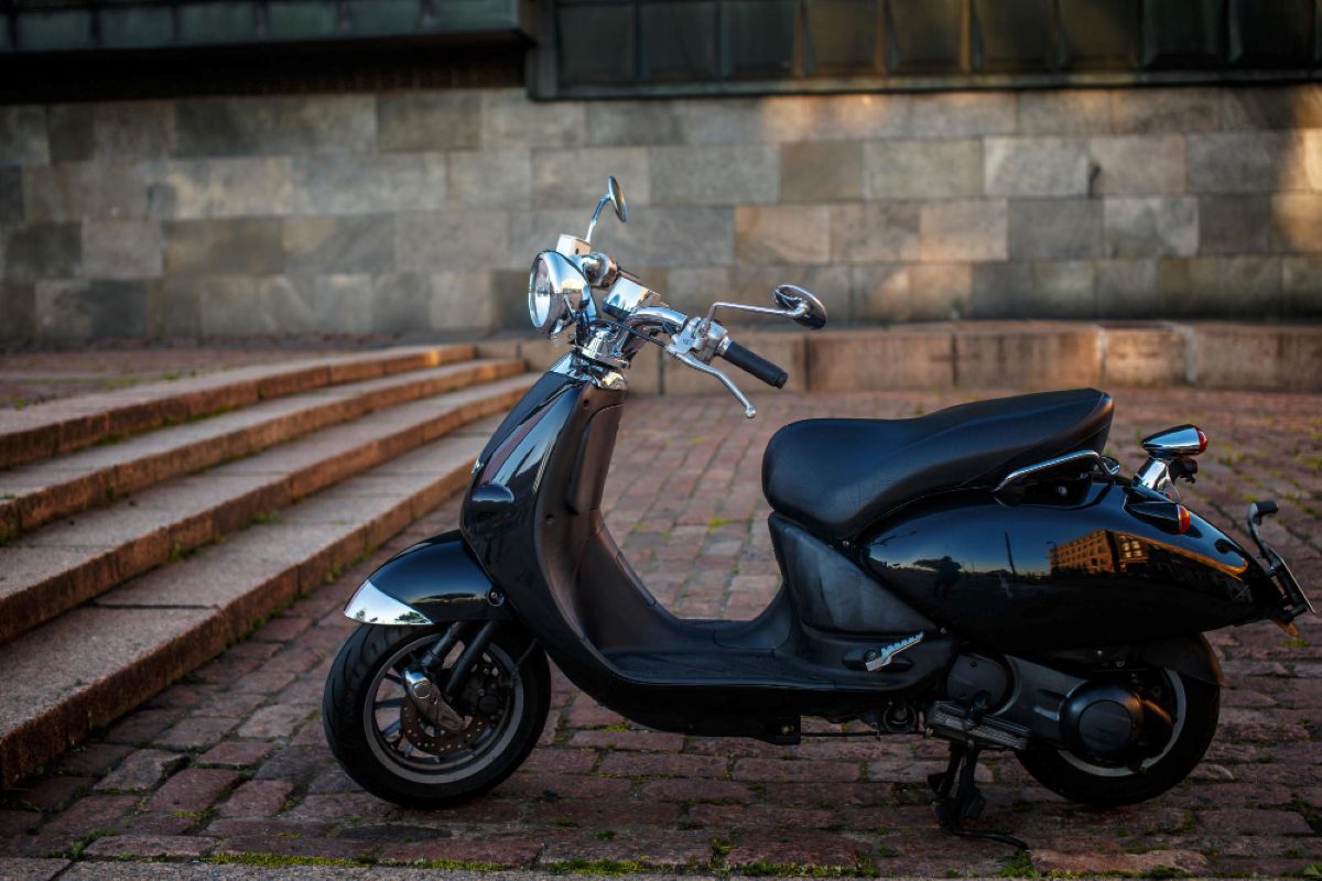 moto electrica en lugar seguro