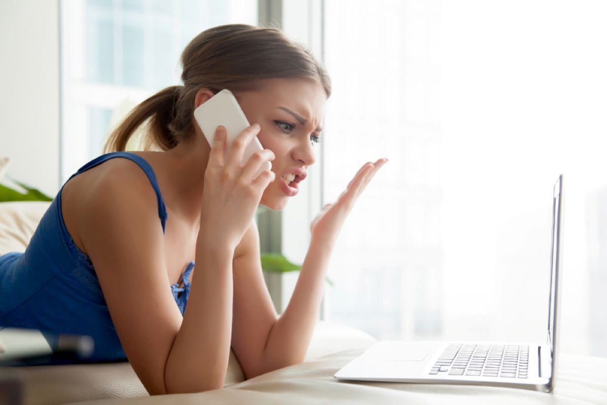 Mujer enfadada con el teléfono 