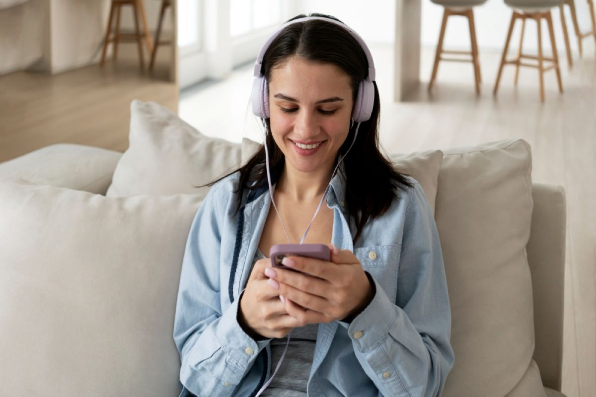 Mujer escuchando podcasts