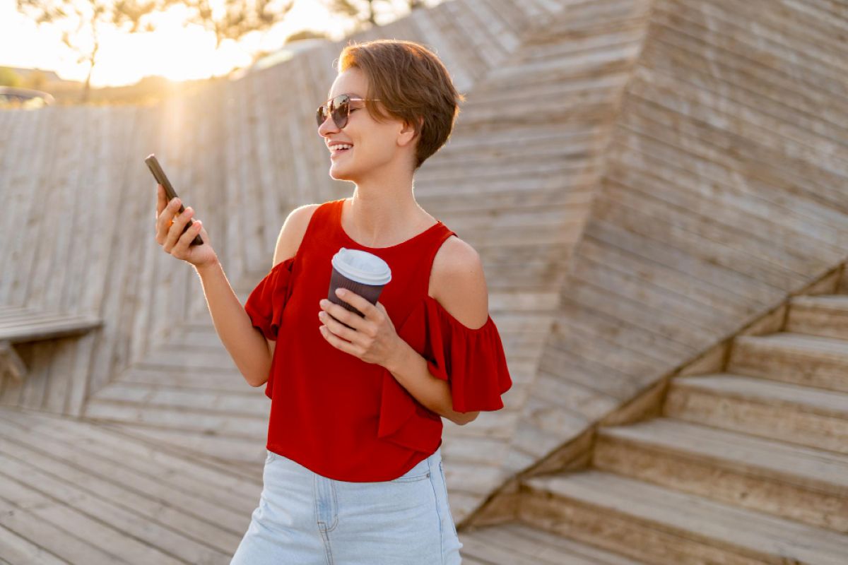 Persona disfrutando la vida util de su telefono 