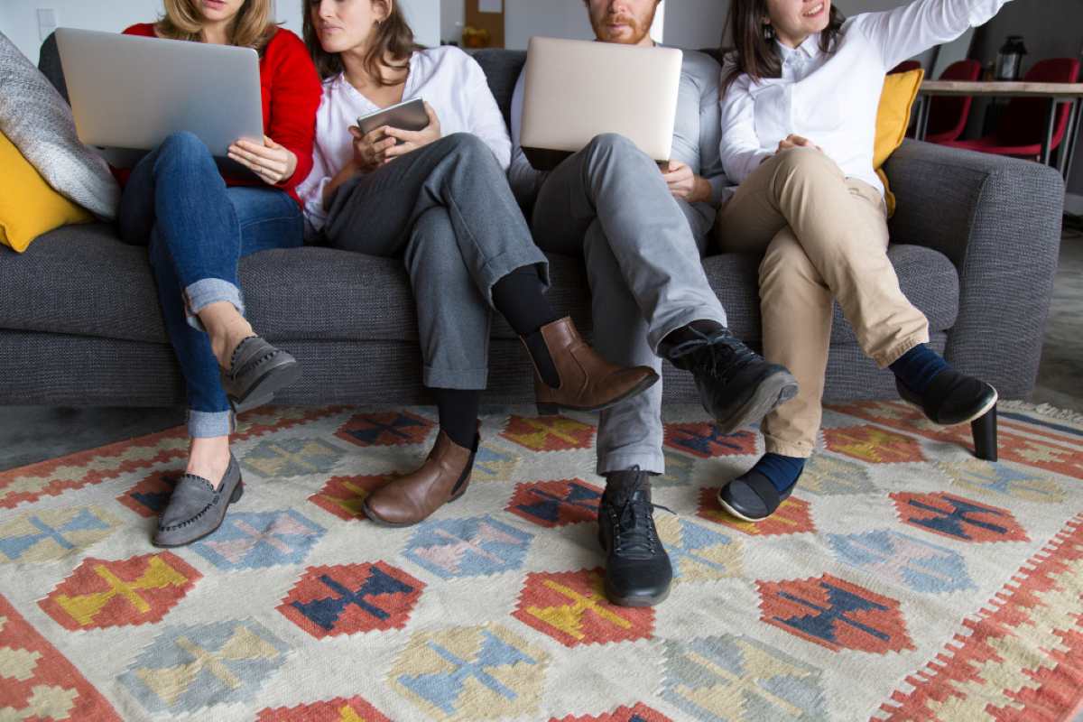 Familia usando varios dispositivos a la vez
