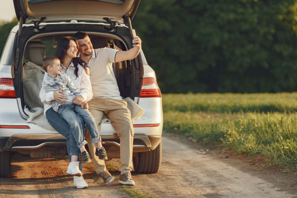 Familia disfrutando viaje en coche