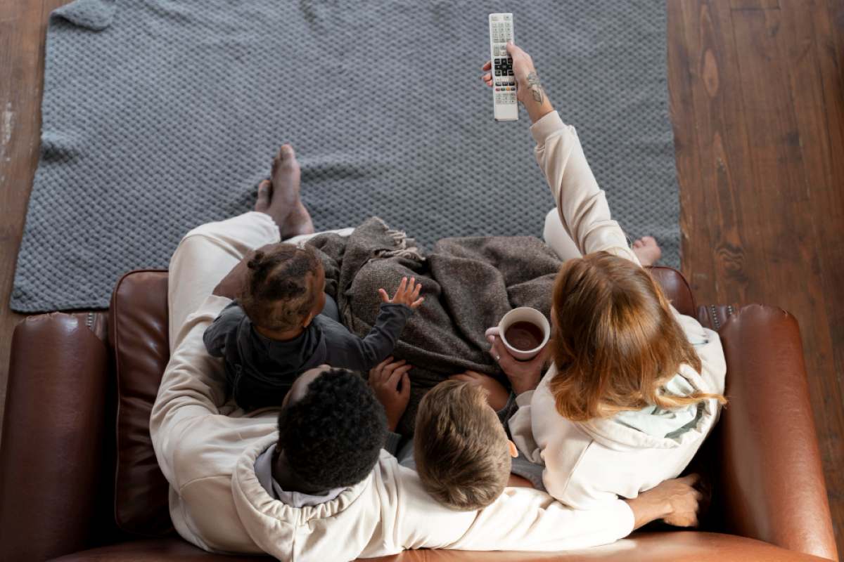 Familia viendo streaming buena conexión