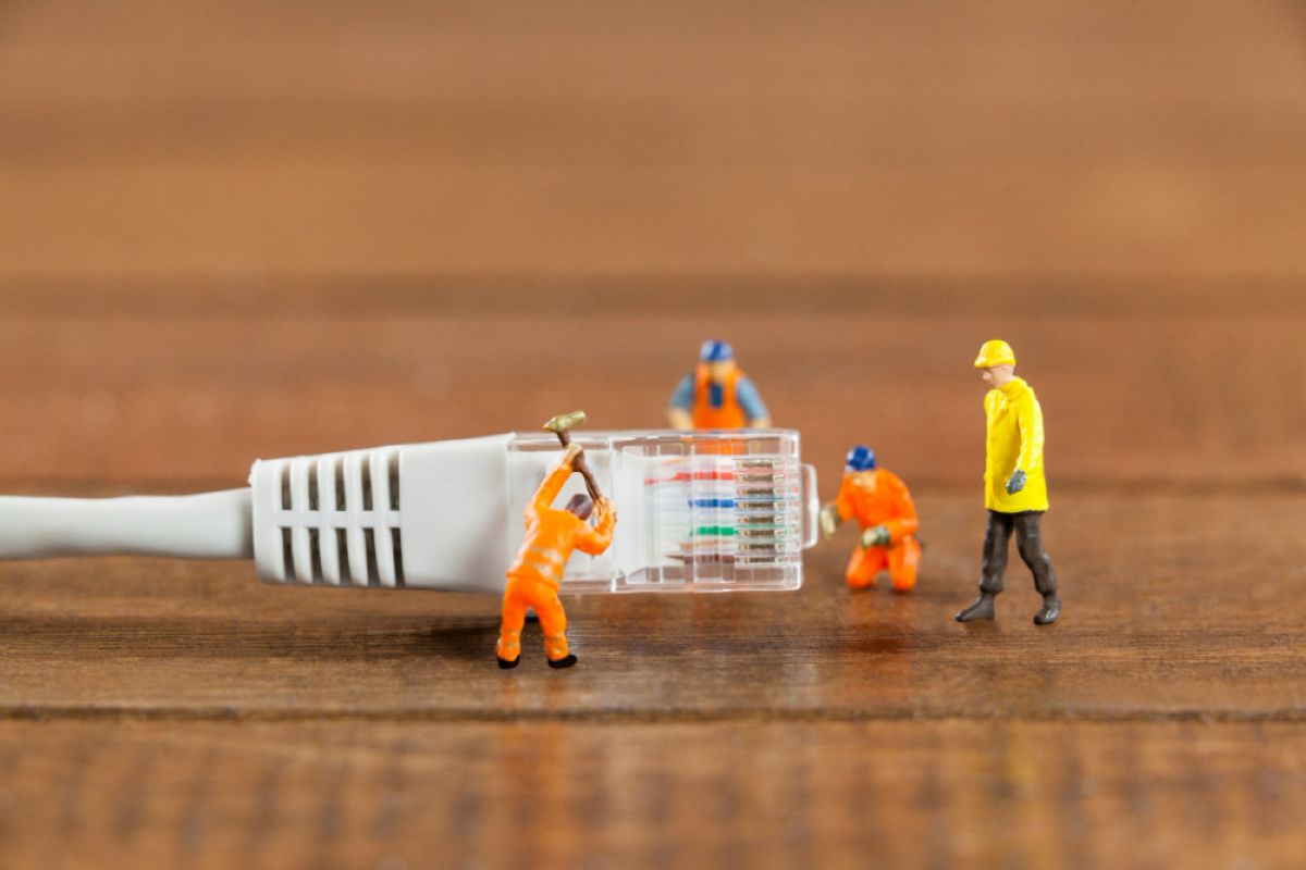Juguetes arreglando un cable de ethernet