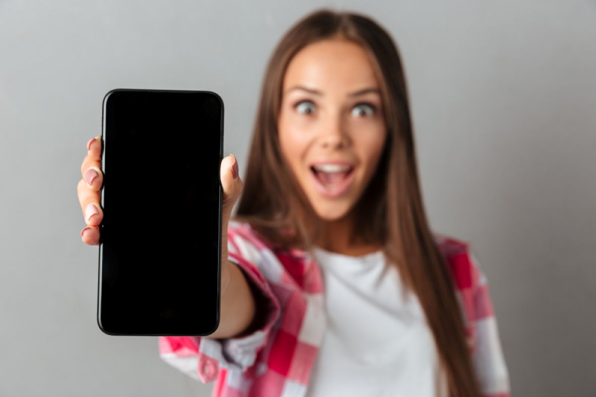 Mujero con movil nuevo