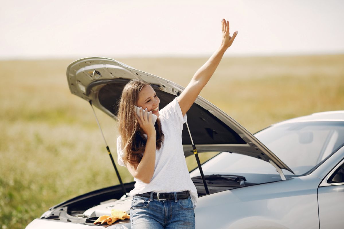 Mujer recibiendo asistencia en carretera 