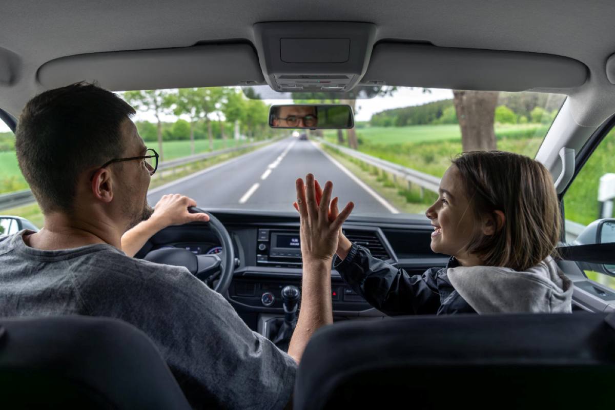 Padre e hija viajando en coche