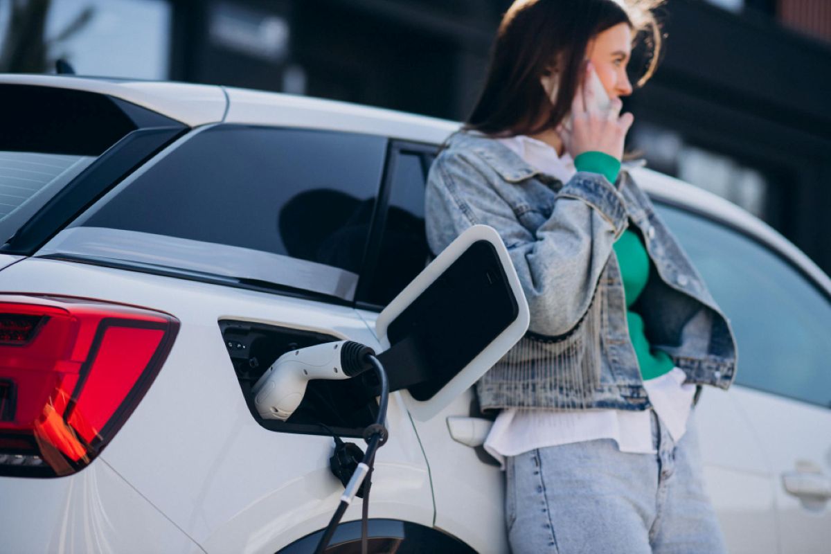 Persona cargando su coche eléctrico