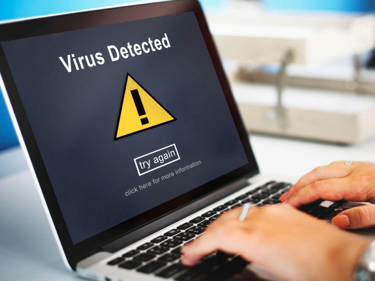 Persona en su ordenador con antivirus