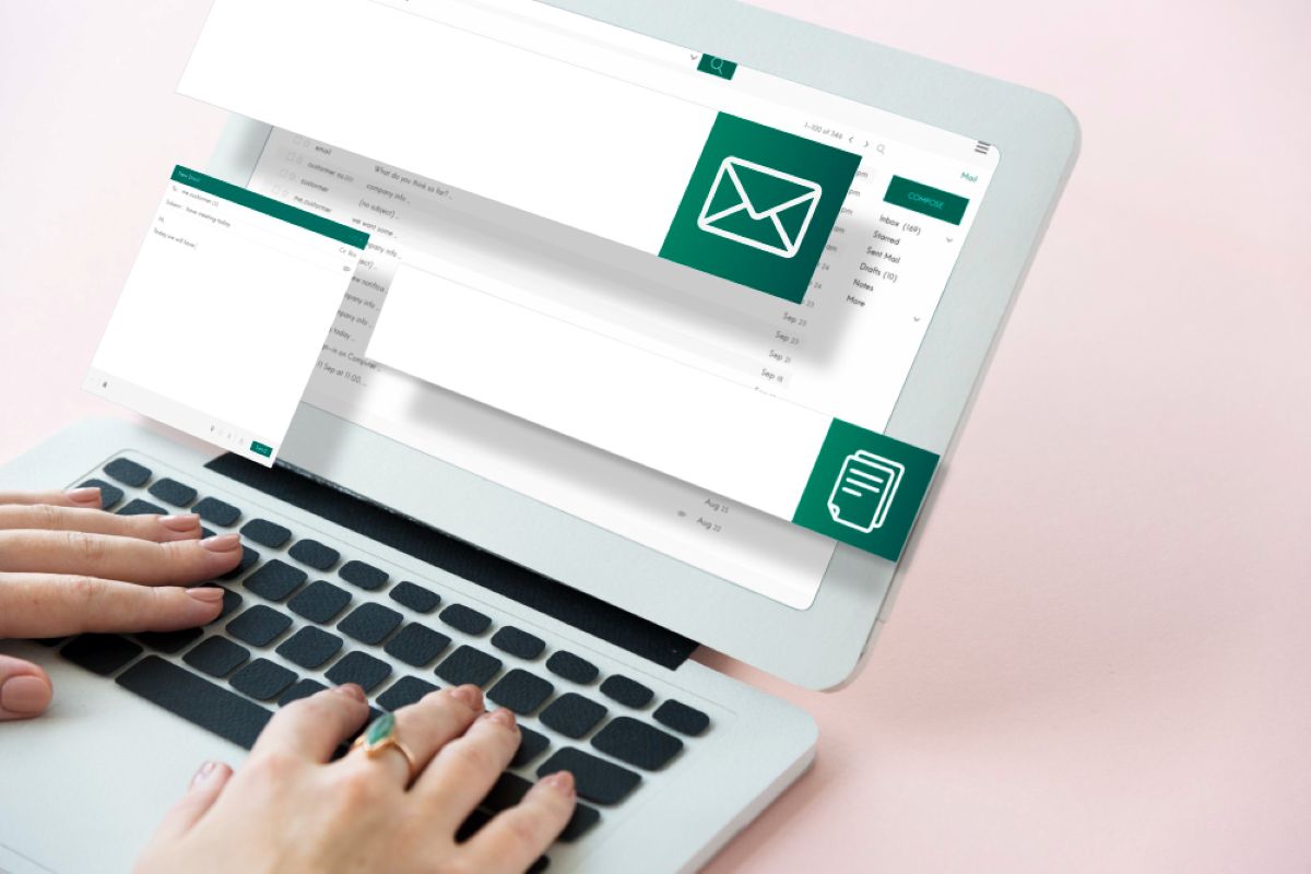 Persona modificando su correo electrónico