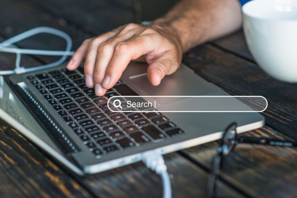 Persona navegando por google