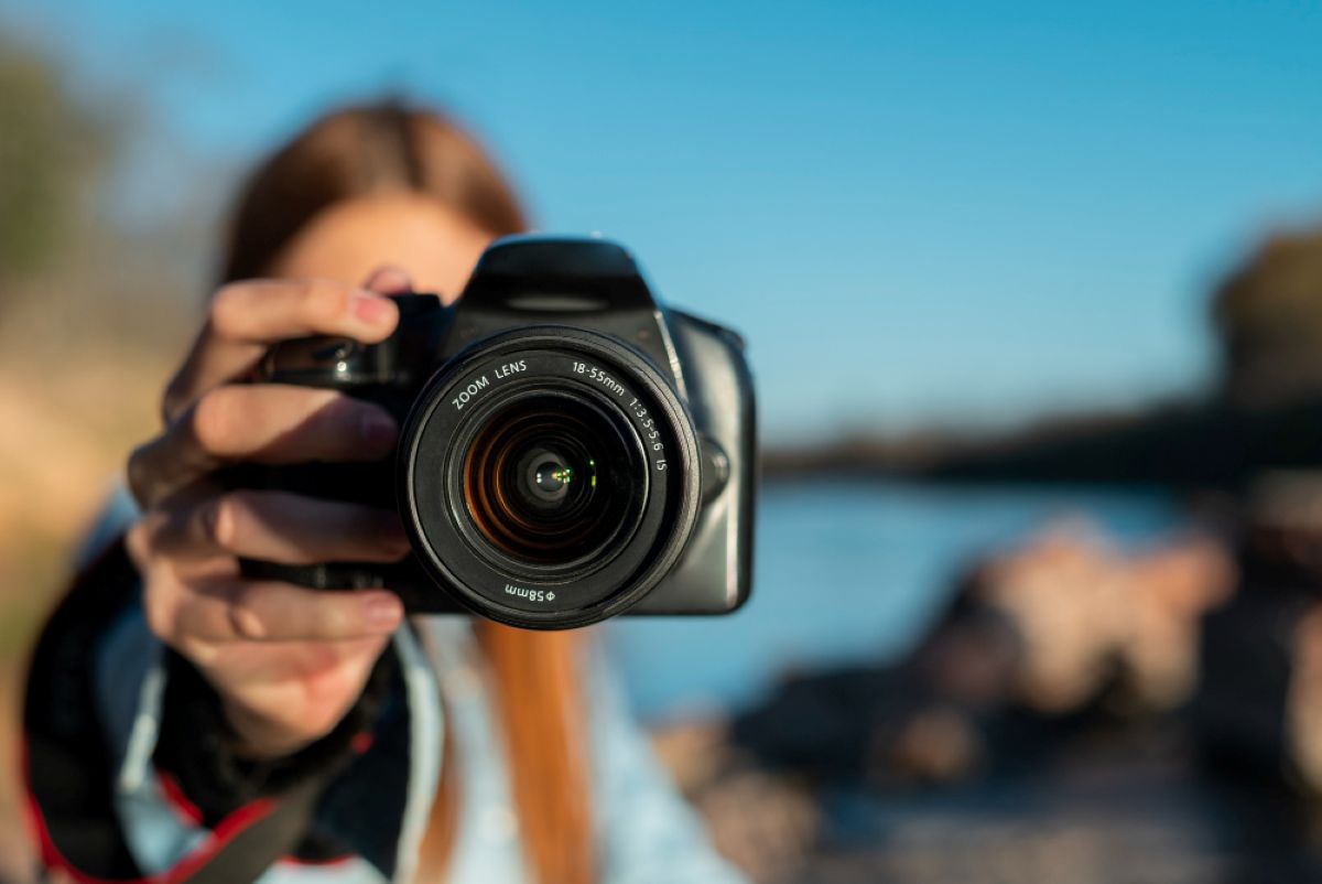 Persona sacando fotoso con una tarjeta SD 