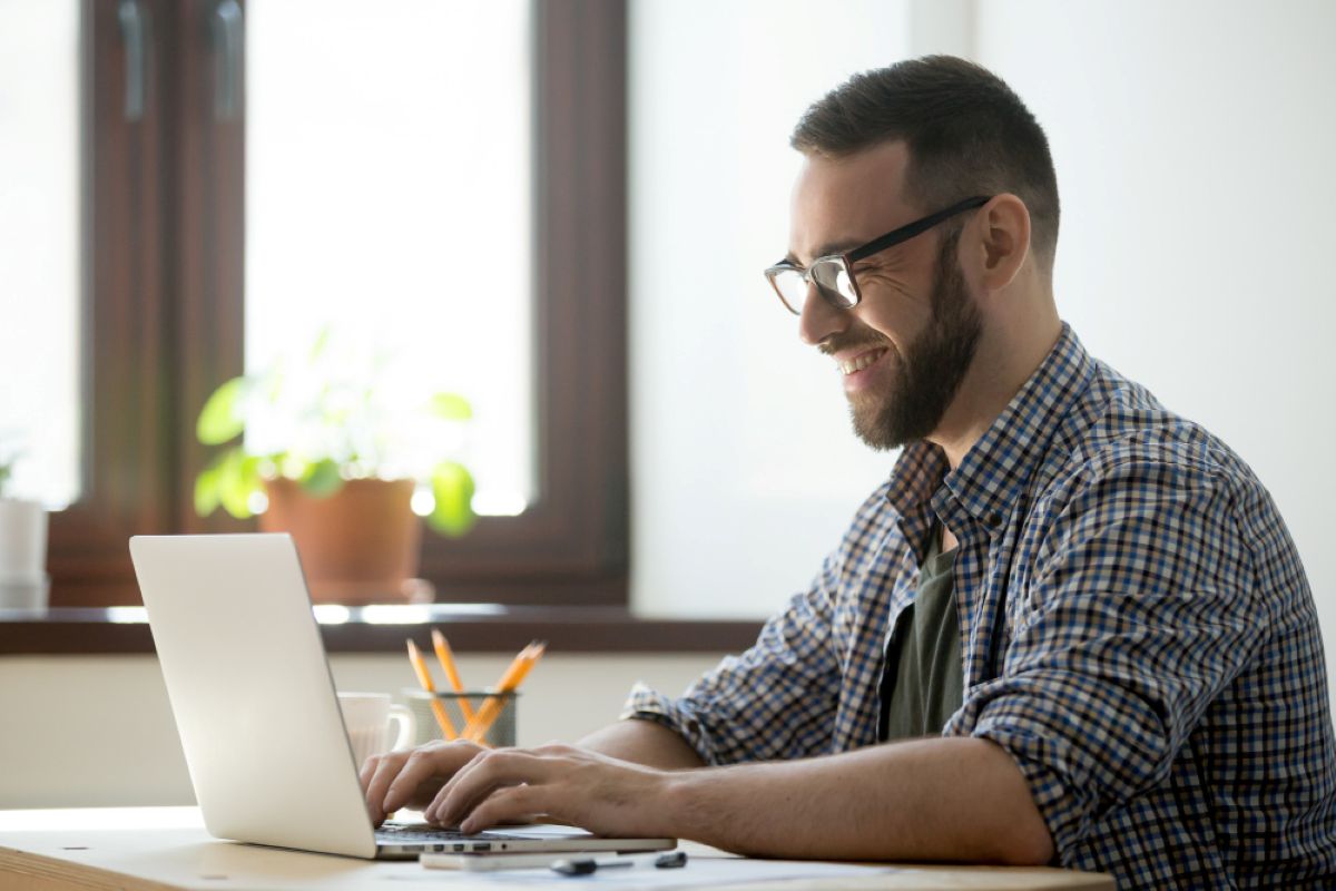 Persona utilizando ordenador portatil