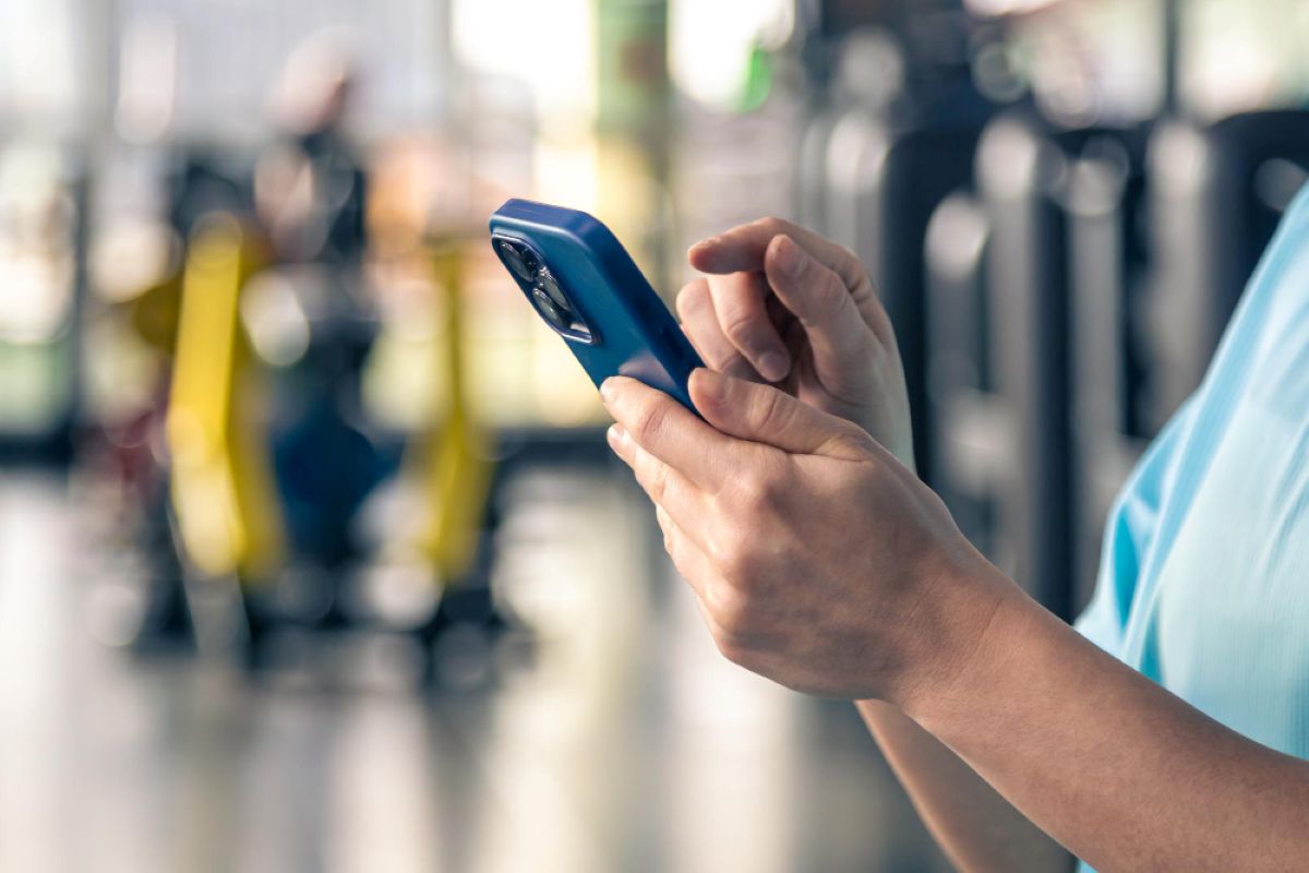 Persona utilizando Whatsapp en su movil