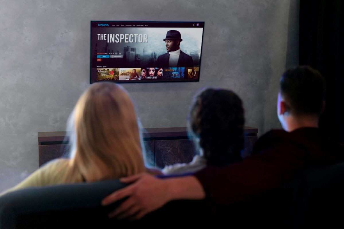 Familia viendo streaming en la television