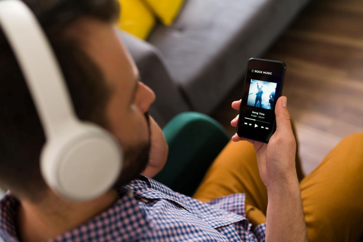 Hombre escuchando música en su teléfono