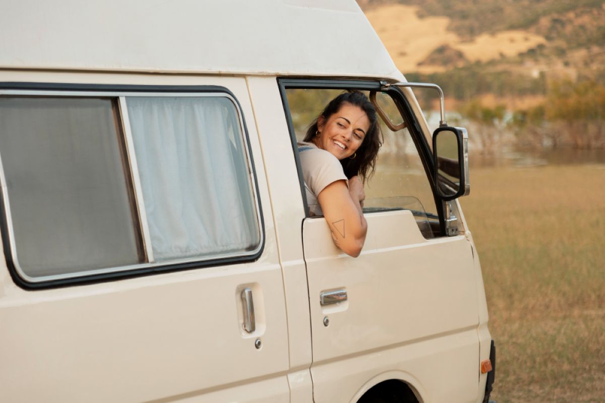 Persona conduciendo una furgoneta camperizada