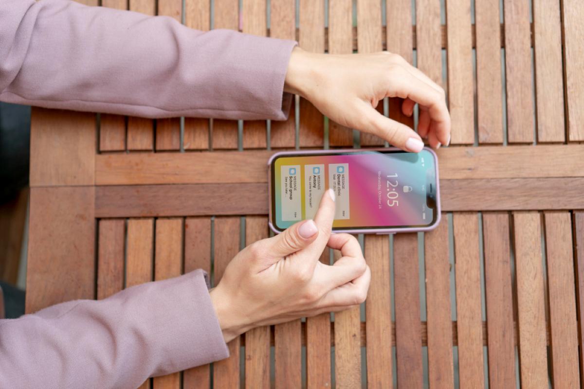 Persona utilizando las n uevas funciones de apple