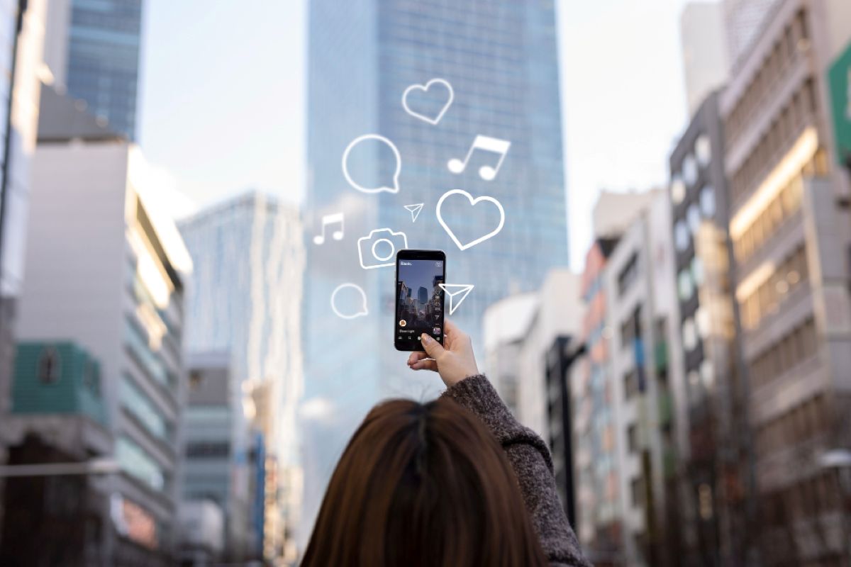 Persona utilizando las redes sociales