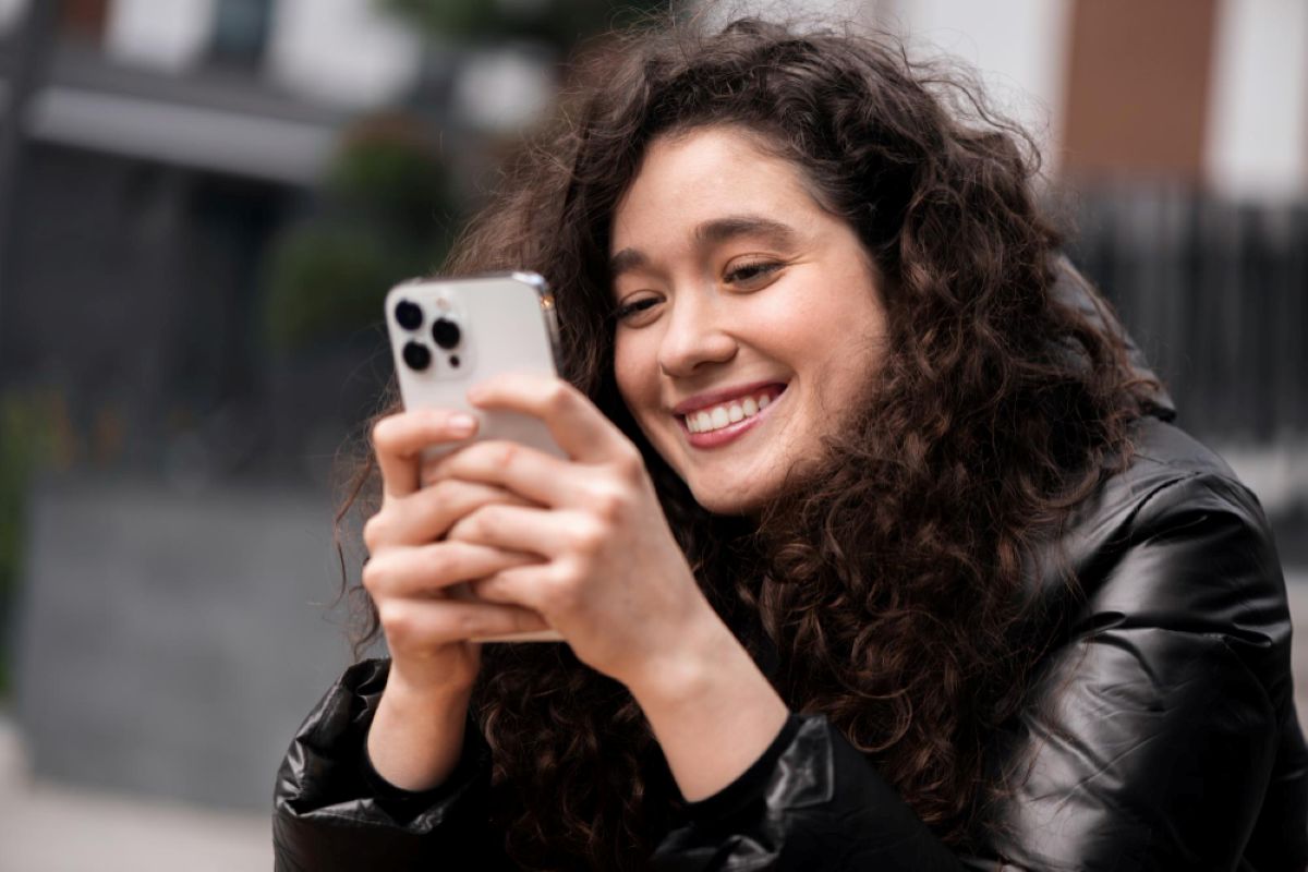 Persona utilizando su iPhone