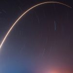 Por qué la fibra de Movistar sigue ganando a los 100.000 satélites de Starlink en tu hogar