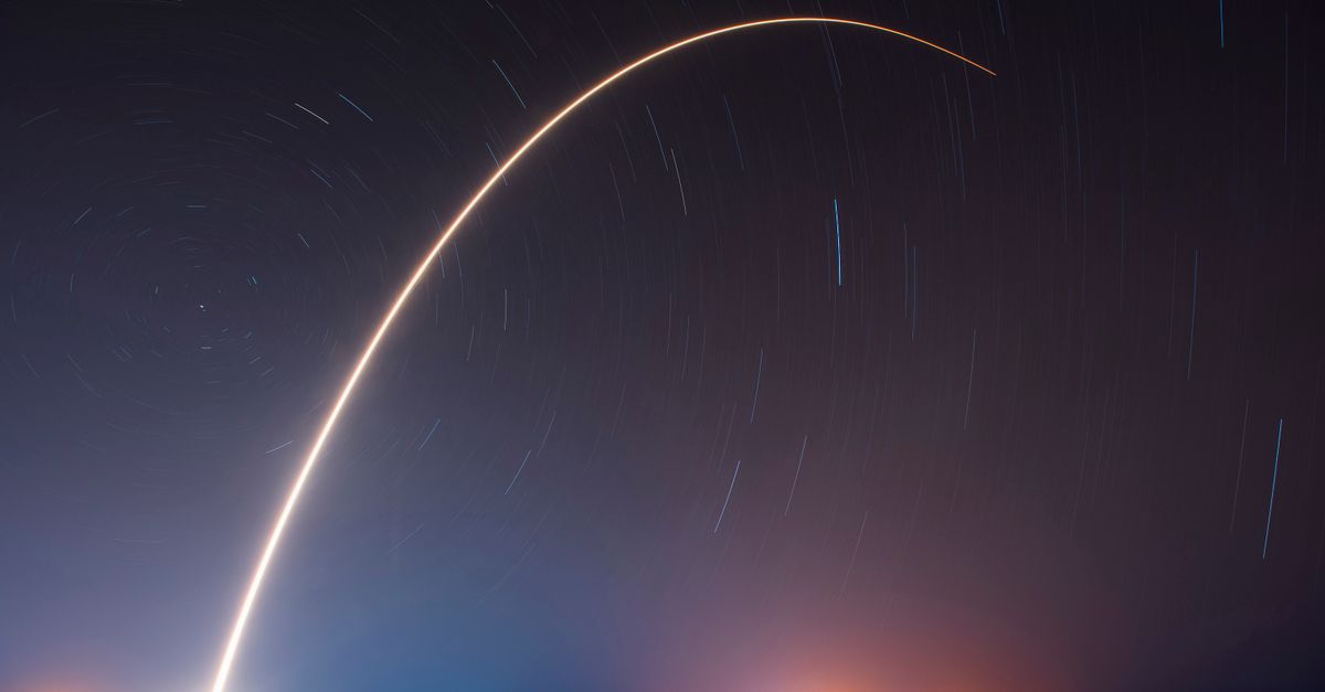 Por qué la fibra de Movistar sigue ganando a los 100.000 satélites de Starlink en tu hogar